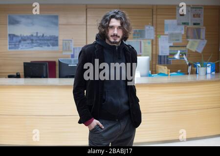 Der Schauspieler Yon Gonzalez posiert während der Präsentation der `Bajo sospecha´ TV Show in Madrid, Spanien. 11. Januar 2016. (ALTERPHOTOS/Victor Blanco) Stockfoto